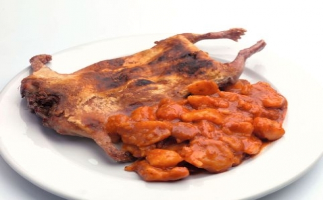 Cuy frito con picante de papas